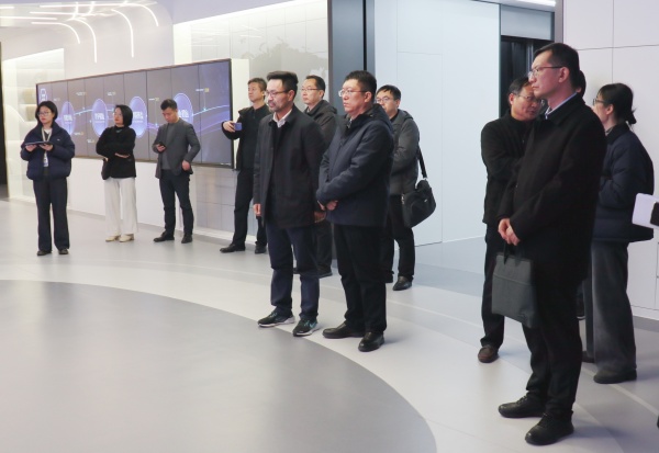 新疆維吾爾自治區(qū)黨委農(nóng)辦常務(wù)副主任徐濤赴托普云農(nóng)調(diào)研